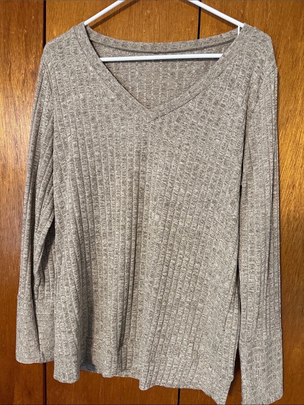 Womenās Ribbed V-Neck Sweater - Taupe